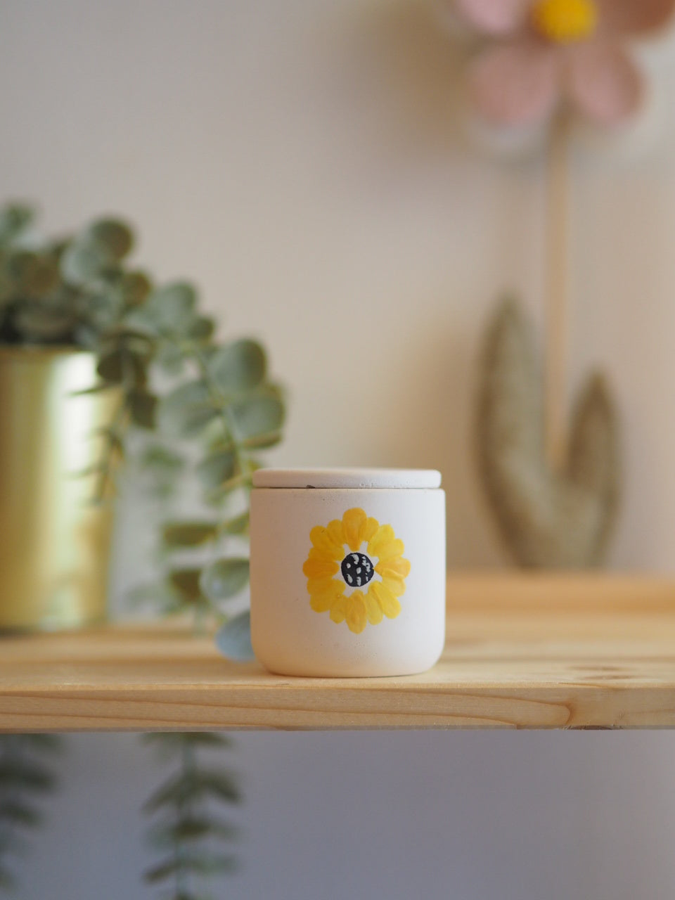 Χειροποίητο Δοχείο από Τσιμέντο-Μαργαρίτα Με Κερί Σόγιας