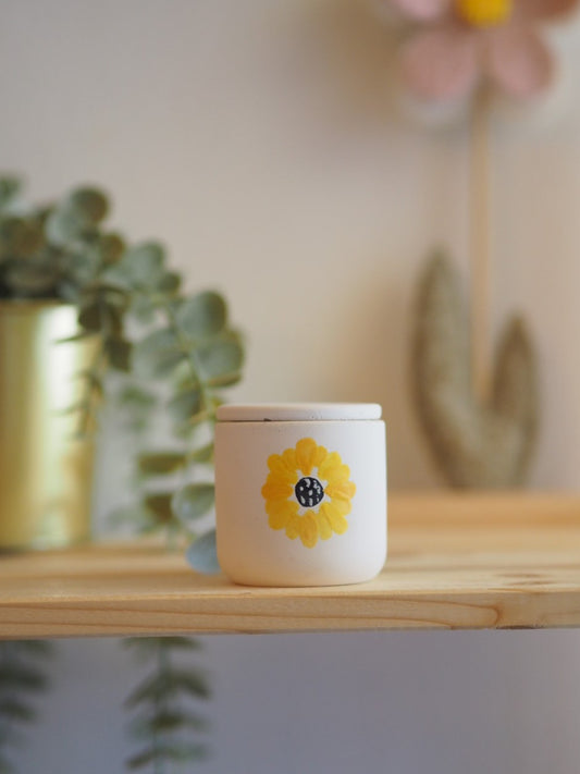 Χειροποίητο Δοχείο από Τσιμέντο-Μαργαρίτα Με Κερί Σόγιας